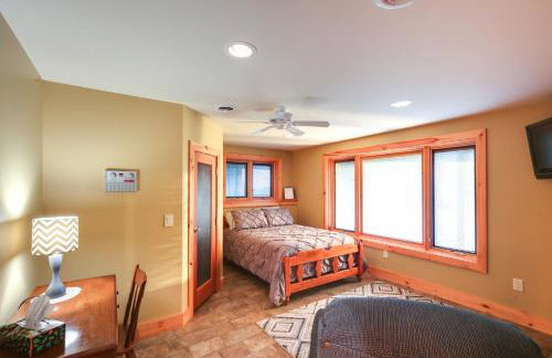 Lake View Champlain Home with Hot Tub and Sauna! - Foto 28