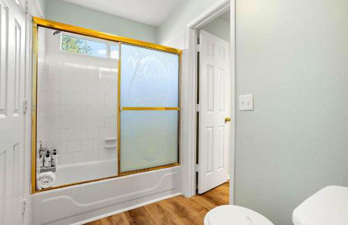 Resort Style Backyard Pool Pickleball Court - Foto 46