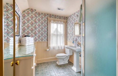 Alphabet District Gem - AC - Patio - Fast WiFi - Foto 24