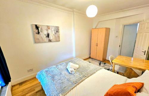 Beautiful Kensington Home with 4 beds, only 3 Minutes walk to Earls Court Station - Photo 26