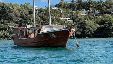 Bateau pirate naviguant dans l'est de l'île Maurice