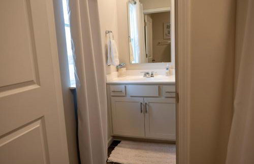 Holistic Campus Rental, LLC - Private Bedrooms in Shared Home with Shared Kitchen - Foto 35