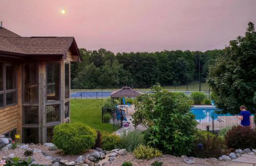 7,000 Sq Ft! Private Rapid City Estate with Pool - Foto 6