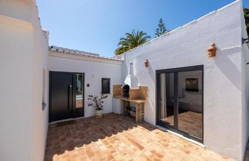 CoolHouses Algarve, Luz, 3 Bed villa, 1 bed studio, heated pool & jacuzzi, sea views, Casa Pequena - Foto 12