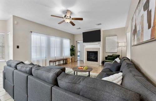 Luxurious Home with Huge Pool - Photo 6