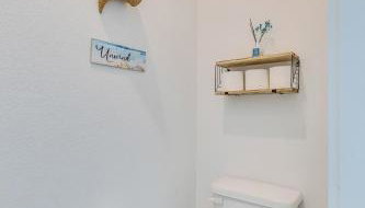 Stylish 4BR Family Home with Game Room and Backyard - Foto 3