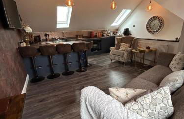 Cannons Loft Central Buxton, Duplex loft 3 bedroom Set over 3 floors stairs no lift sleeps 5 - Photo 9