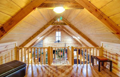 Hot Tub and Fire Pit Wooded Cabin Near DeSoto Park! - Foto 12