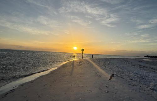 Boutique Stay - Near Beach, PSP4, Billiard or PingPong, Fire Pit, Private Yard - Foto 24