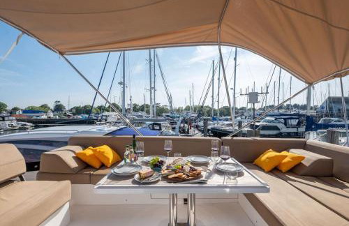 2BR Heated Yacht, Lymington Centre, Beautiful View - Photo 18