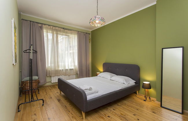 Colorful 2bdr Apartment in the City Center - Photo 9
