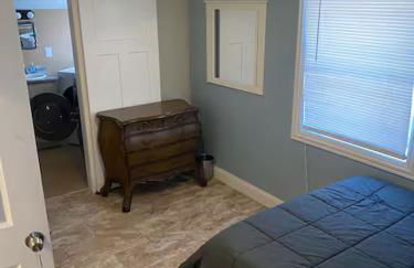 Short Walk to Campus - Photo 2