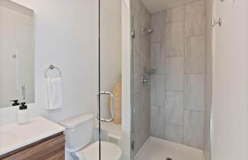 Iconic Modern Stay w Free Parking - Foto 12