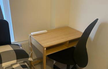 4 bedroom house with Garden, Parking & 3 mins Walking Distance from Train Station - Photo 46