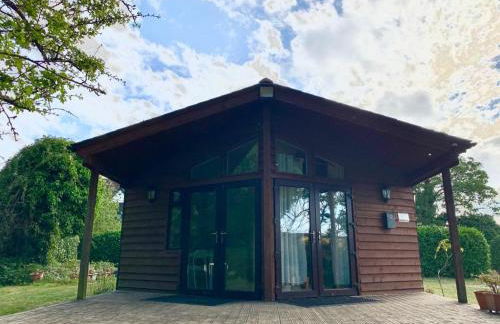 The Reading Chalet and gardens, suitable for contractors - Photo 1