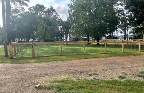 Spacious Modern Cabin on Toledo Bend Lake with Gorgeous Deck and Patio for an Amazing Family Getaway in Hemphill, Texas - Foto 42