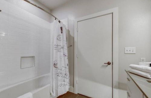 Luxurious Studio, Work from Home, Wifi, Riverwalk - Photo 24