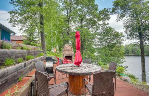 Tranquil Lakefront Cabin Fire Pit, Grill and Patio - Foto 26