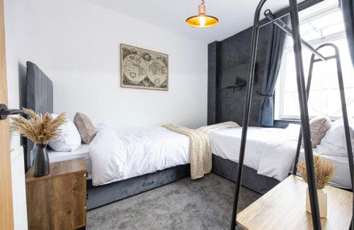 Midnight Manor Cinema Room, Fast WiFi, Ideal for Short & Long Stays - Foto 11