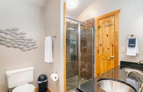 Amazing Creek View Cabin w/ Hot Tub, Firepit & Pool Table - Foto 25