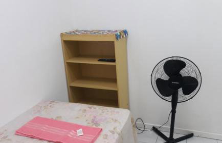 Sua Kitnet na Praia 12 Atenção PEQUENA Só prá dormir Ambiente Familiar Ar Cond TV Microondas Frigobar Internet Centro - Foto 9