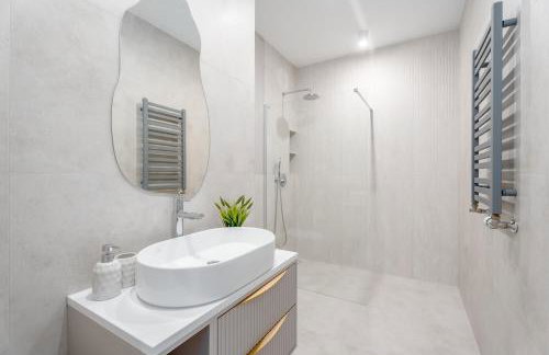Brand New! Private Jacuzzi - Terrace - Parking - Foto 11