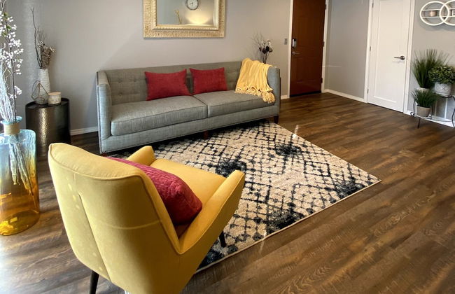 Evie's Campus-close 2 bedroom luxury - Photo 11