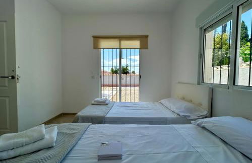 Villa with Pool, Chill-Out & BBQ - Foto 15