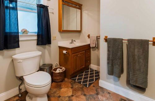 Waterfront Sebec Lake Home with Yard and Fire Pit - Foto 15