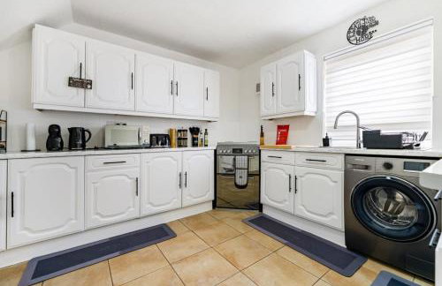 Stylish 3-Bed Home - 5 min walk to ExCeL - Free Parking - Near O2 & Canary Wharf - Photo 20