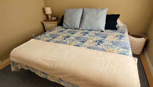 Peaceful Waterfront Pool Home 3 Bedroom Home by RedAwning - Foto 4, Habitación