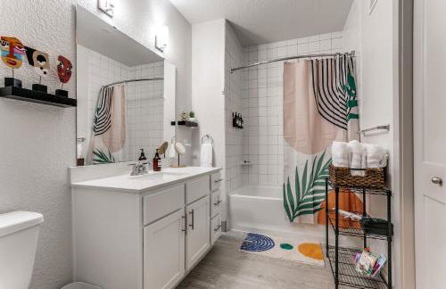 Stylish Condo facing Riverwalk with Free Parking Pet Friendly Centrally Located on the Riverwalk - Foto 15