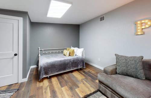 Secluded home with firepit, gas grill, central AC, game room, W/D - Foto 26