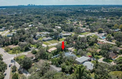 Adventure Awaits in Tampa Bay with Beautiful Decor 4BR with Backyard Oasis Near Busch Gardens & Adventure Island - Foto 5