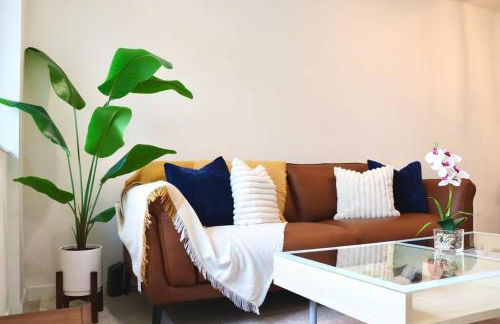 Entire Stunning Townhouse 3br/2.5ba w Parking - Foto 1