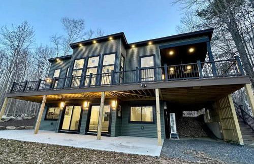 Luxe Modern Lakefront Oasis - Hot Tub, Sunset Views, Pet & Family Friendly! Close to UMF! - Foto 12