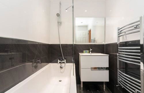 Gorgeous 4 BR House Near Station mins to London - Pass the Keys - Foto 43