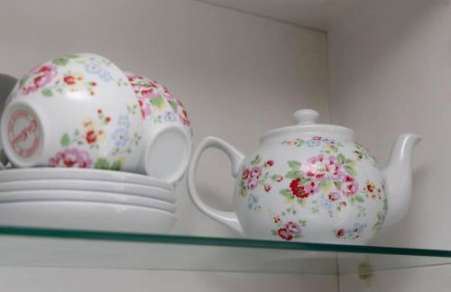 3 bed home sleeps 8 people located 1 min from train stop - Otley Terrace - Photo 28