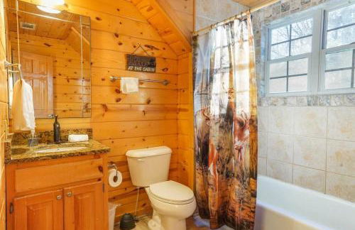 Cozy Creekside Log Cabin w Firepit, Hot Tub, WIFI - Foto 13