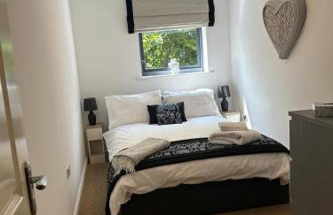 Uxbridge-Modern 2 bed Apt with Lift & Parking - Photo 30