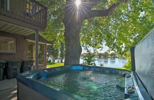 Lake House with Hot Tub - 1 Mi to Surf n Slide - Foto 38