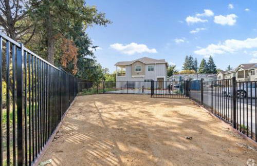 Modern Spacious Pool Apartment PET FRIENDLY - Photo 15