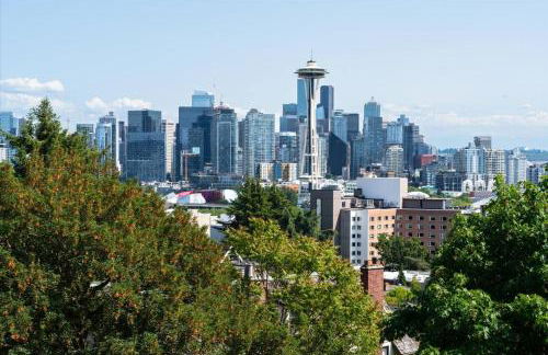 Chic 2BR • King Beds • Huge Patio • 95 Walk Score! - Foto 60