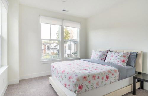 Elegant 3-Story House with Private Backyard in WA - Photo 45