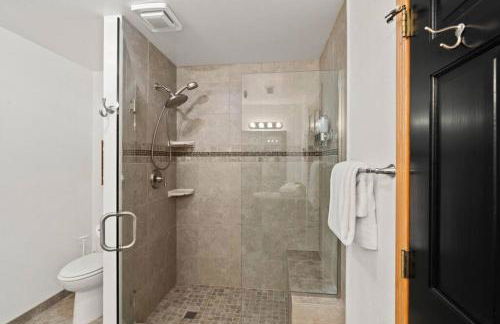 Luxe Lake Home Reflect Recharge and Reconnect - Foto 49