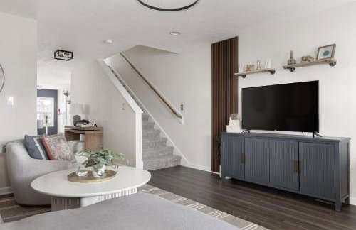 Capitol House - 3 Bed 1 Full and 1 Half Bath, Pet Friendly with Hot Tub walk to Lucas Oil Stadium - Foto 4