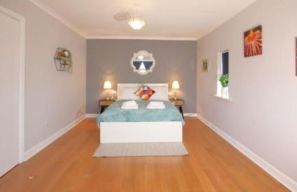 Stunning 3 Bedroom 2 Bathroom Bungalow by CozyNest - Photo 3