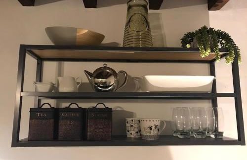 Listed One bedroom thatched cottage with garden - Photo 9