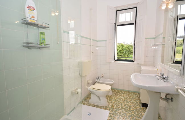 Sprawling Villa Near Alenquer - Photo 18