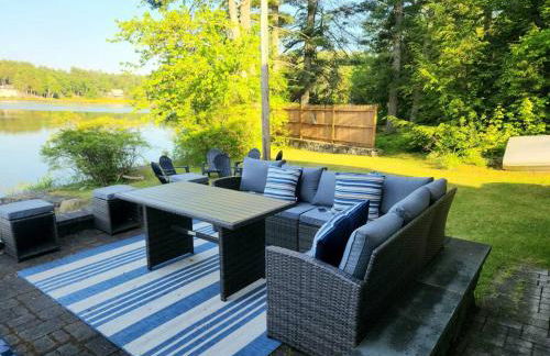 Spacious Accessible Waterfront Retreat with Hot Tub - Foto 7